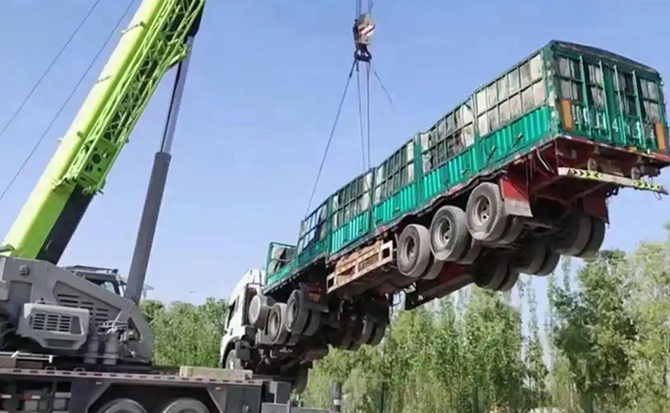 天峨道路脱困救援案例